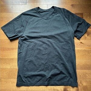 Lululemon men’s Metal Vent Tech 2.0 short sleeve shirt - size medium - grey
